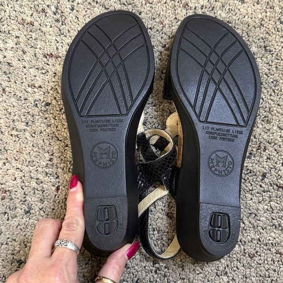 Mephisto Black Leather Snakeskin Textured T-Strap Wedge Sandals w Decor Beads 40 - Picture 5 of 7